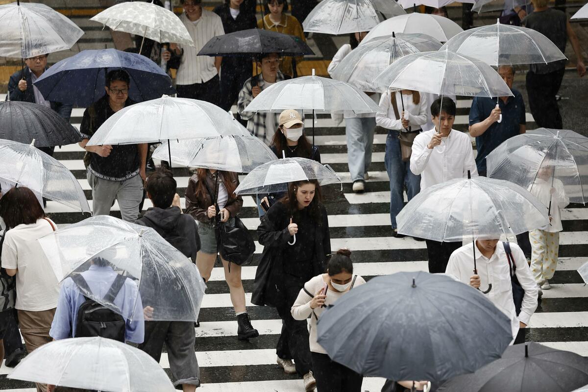 Japan's real wages in November fall 2.8% on year, down for 11th month