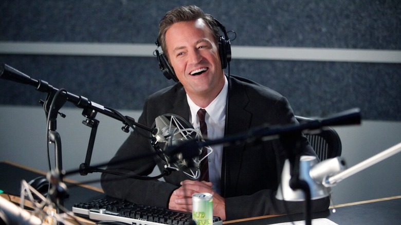 Ryan King (Matthew Perry) hosts his radio show in Go On