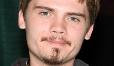 Jake Lloyd and Daniel Logan smiling