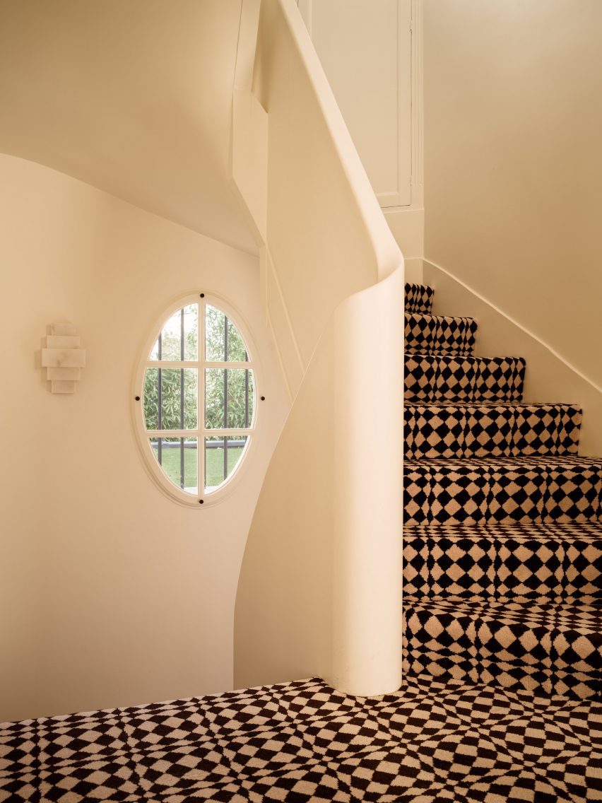 Curved white staircase by Hauvette & Madani