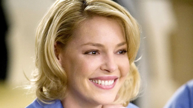Katherine Heigl as Izzie smiling on Grey's Anatomy