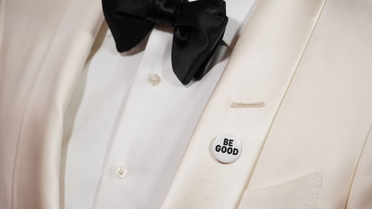 Mark Ruffalo, wearing a "Be Good" pin, arrives at the 83rd Golden Globes. (Source: Jordan Strauss/Invision/AP)