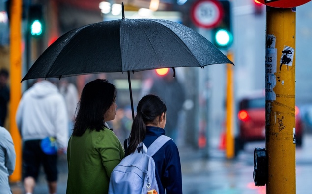 Heavy rain and gale-force winds to hit Monday morning commute