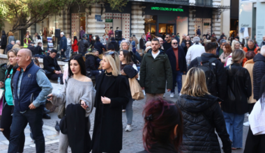 Deep wage and purchasing power gap in Greece, Eurostat data highlight