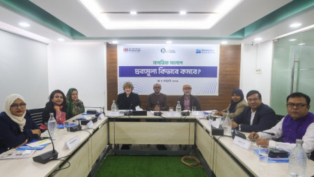 Experts participate in a citizens’ dialogue on “How can commodity prices be reduced?”, jointly organised by Democracy International and The Business Standard, at the TBS conference room on 5 January 2025. Photo Mehedi Hasan