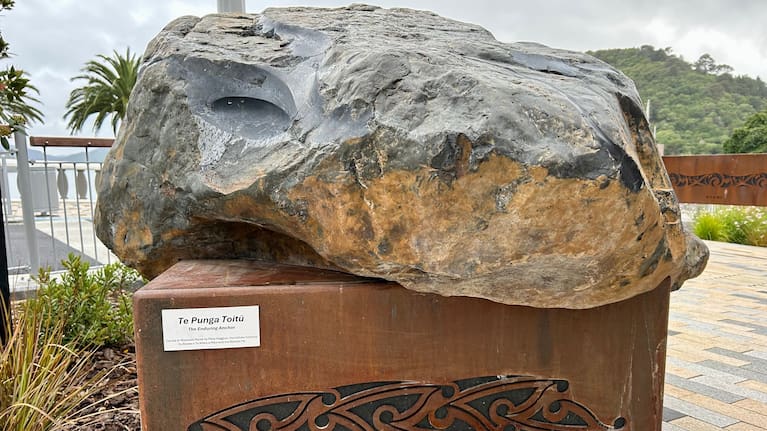 Te Punga Toitū, the new kōhatu placed at the corner of London Quay and High St, marks the entrance to the revitalised area of London Quay.