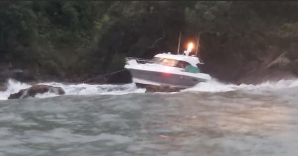 Two rescued from boat stranded on rocks north of Auckland