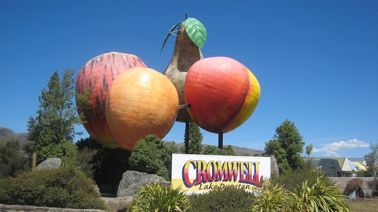 The apple, pear, nectarine, and apricot landmark sits on the outskirts of the Central Otago town of Cromwell.