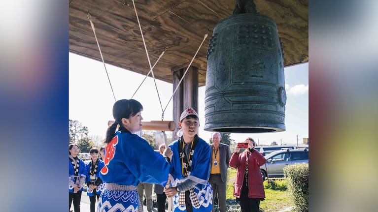The Peace Bell was gifted to the city of Waitākere in 1997 from the Japanese city of Kakogawa.
