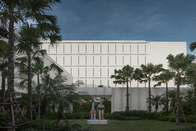 wave-like white forms by onion envelop standard hotel in pattaya beach town