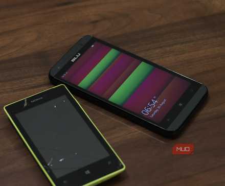 Two Windows Phones lying on a desk. 