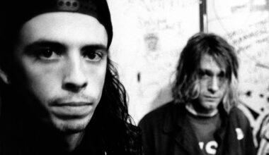 Kurt Cobain behind Dave Grohl, shot in black and white