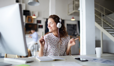 Can music keep you tuned in at work?