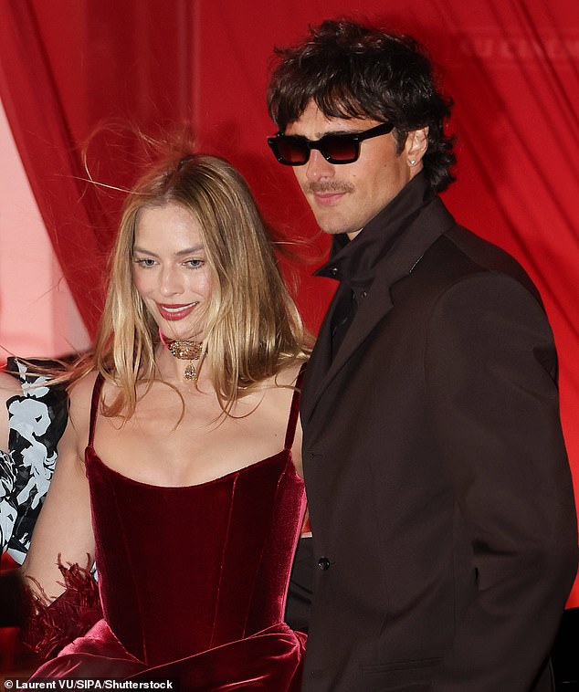 A clip of Jacob Elordi's very chivalrous act towards co-star Margot Robbieat the Paris premiere of Wuthering Heights on Monday has fans in a tizzy