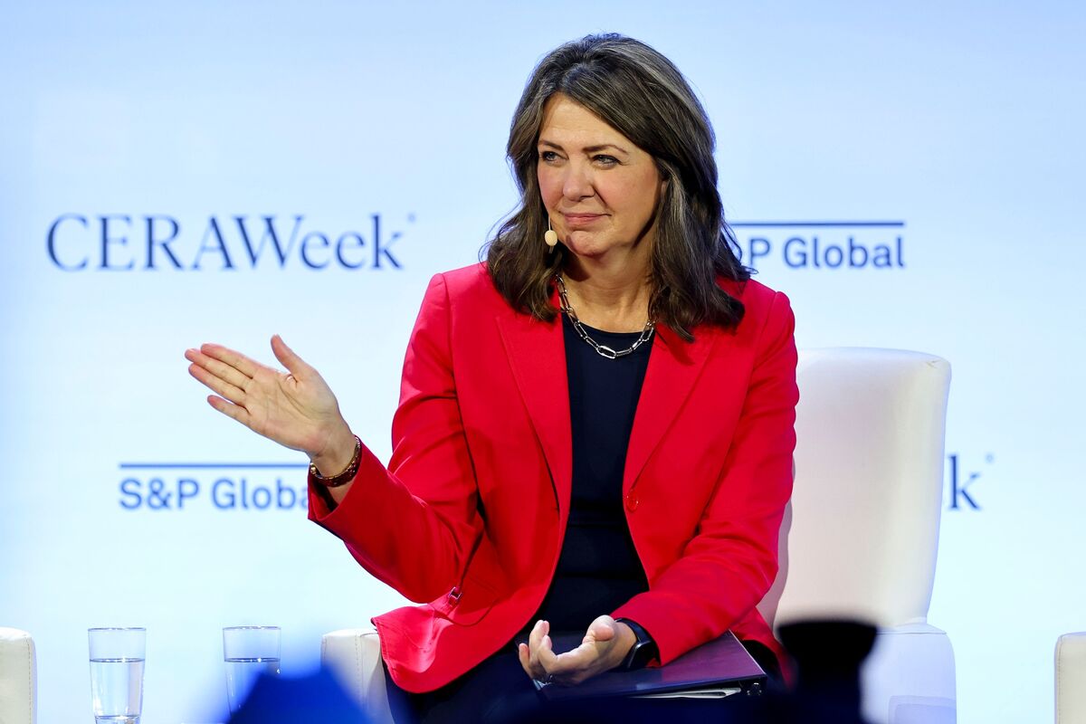 Alberta Premier Smith Says Five West Coast Ports in Running For New Oil Pipeline