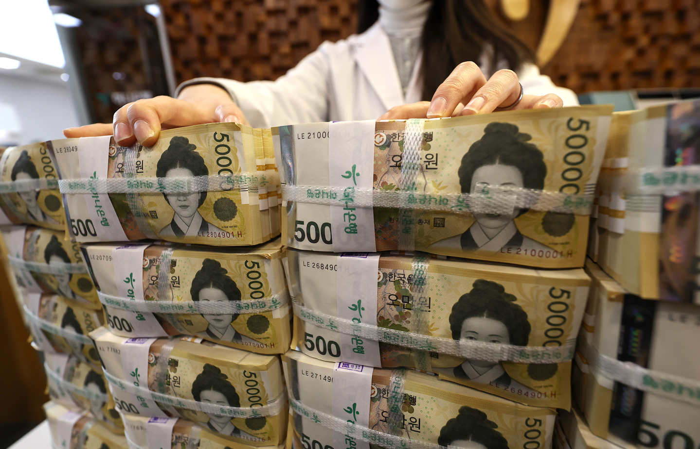 A staff member sorts 50,000-won banknotes at Hana Bank’s Counterfeit Response Center in central Seoul on Feb. 24. [NEWS1] 