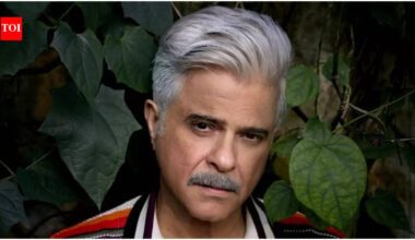 Anil Kapoor flaunts striking grey-haired look; Riteish Deshmukh showers praise, calls it ‘Mind-Blowing’ | Hindi Movie News