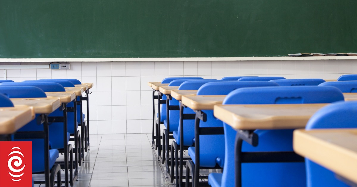 Woman censured by Teachers' Disciplinary Tribunal for discussing sex life with students, buying them vapes