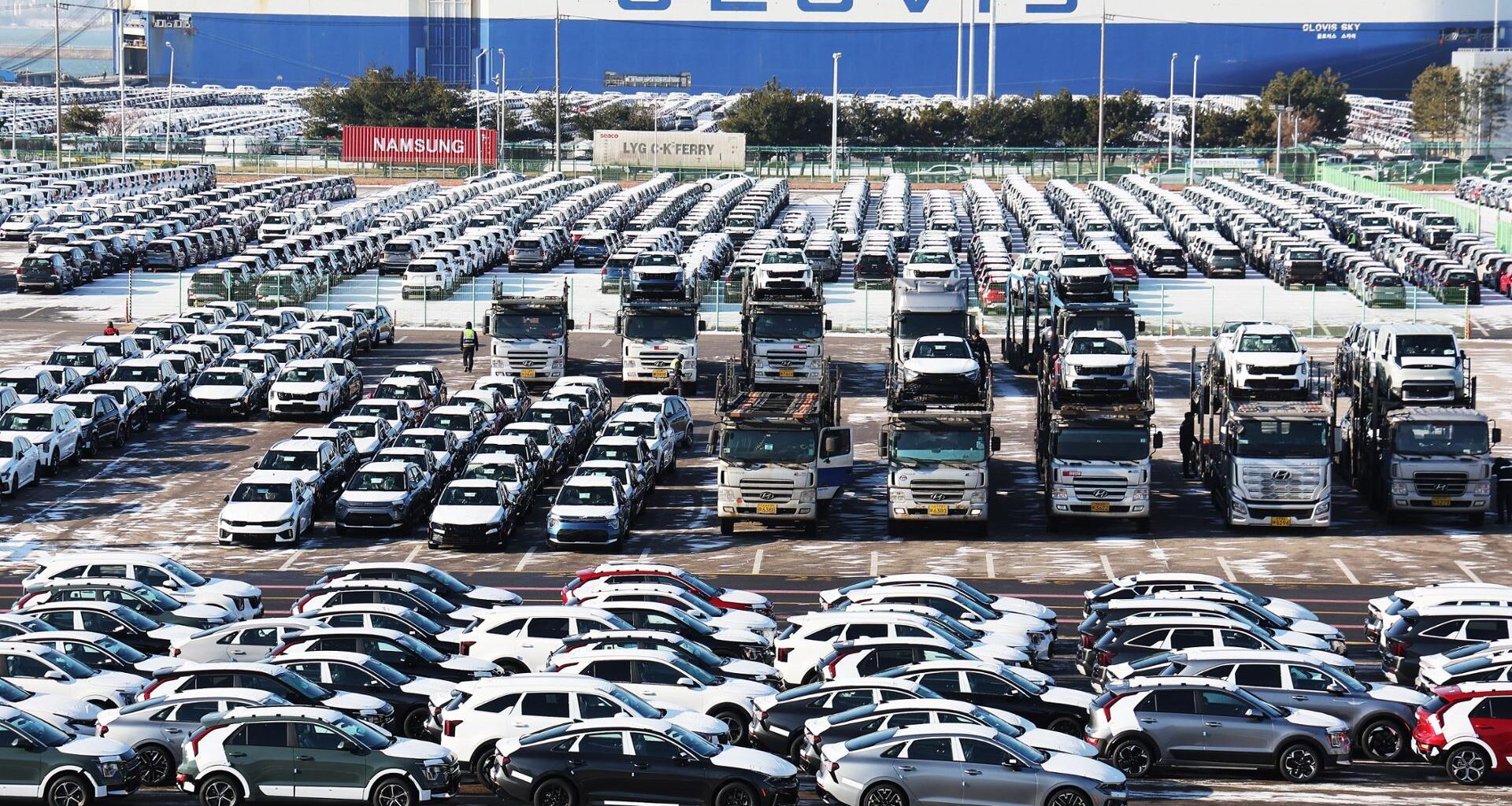 Vehicles await  export at a port in Pyeongtaek, Gyeonggi Province, Jan. 27. Yonhap