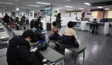 People file unemployment benefit applications at the Seoul Western Employment Welfare Plus Center in Mapo District, Seoul, Feb. 11. Yonhap
