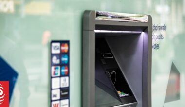 Banks must provide cash services to customers, Reserve Bank says