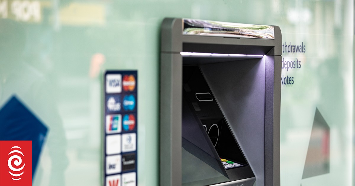 Banks must provide cash services to customers, Reserve Bank says