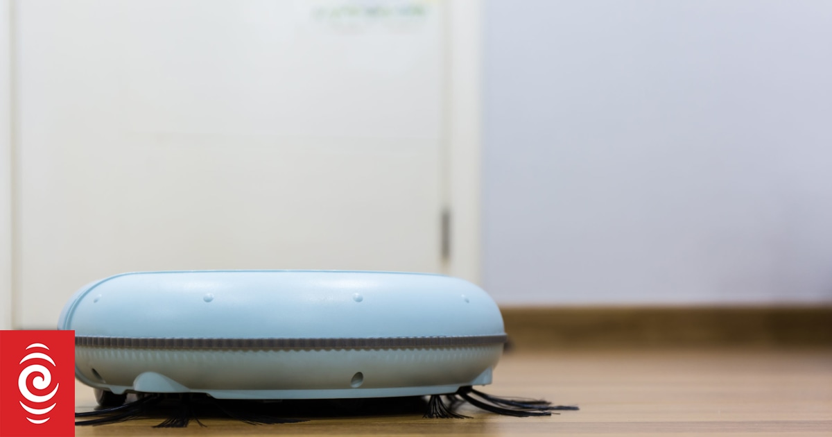 French programmer says he accidentally hacked 7000 robot vacuums