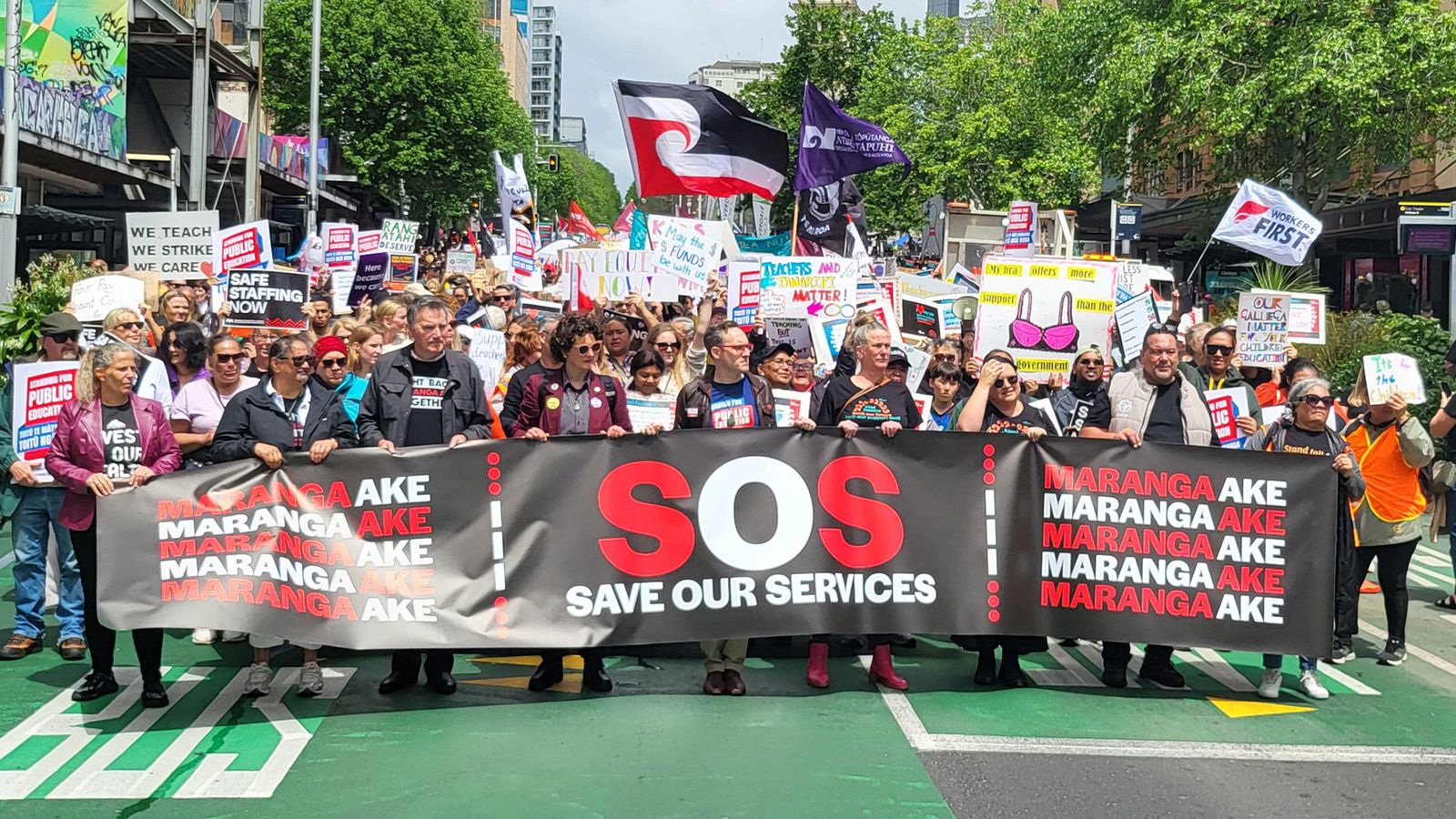 New Zealand: Union pushes through pay cut for 12,300 health workers