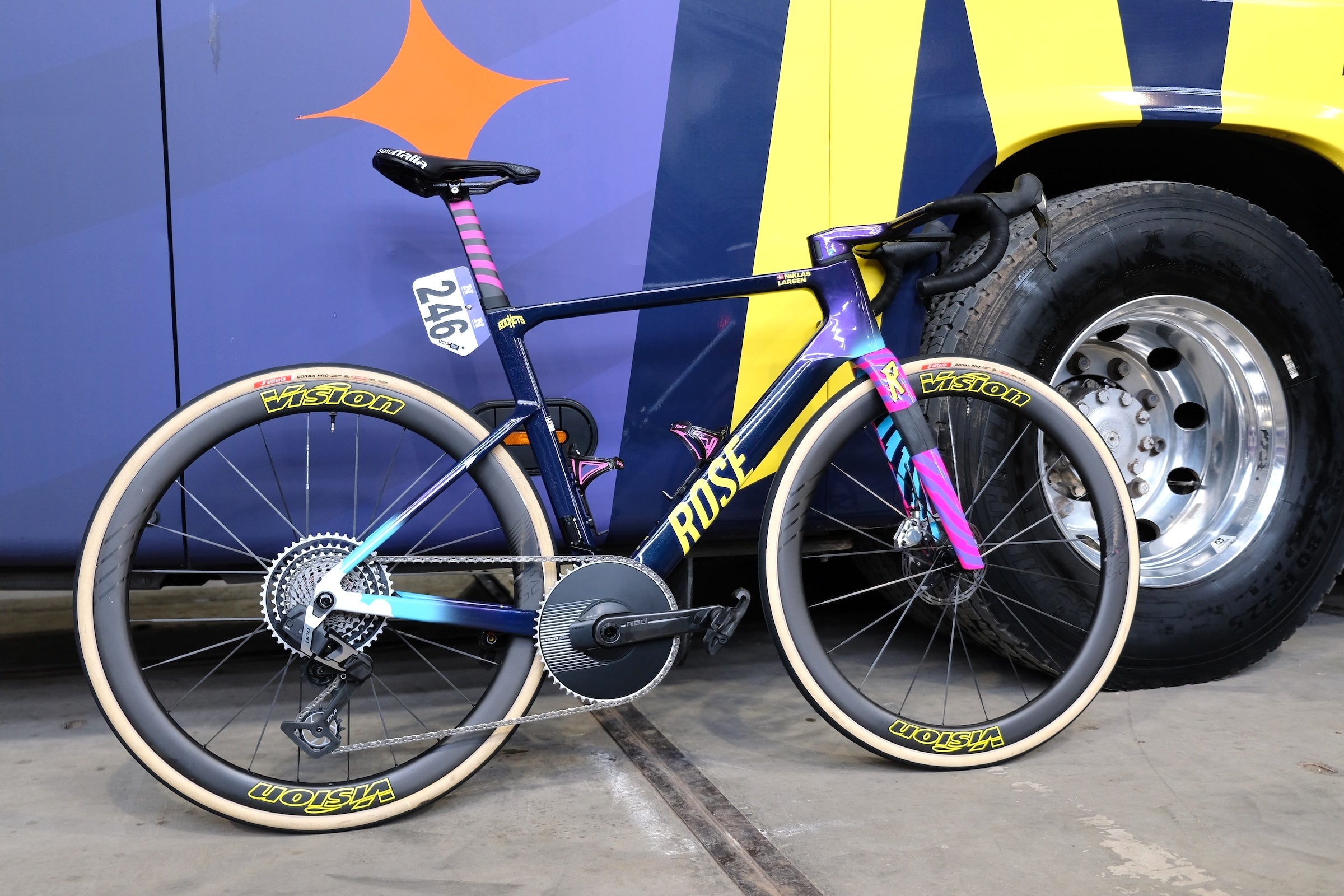 Let’s kick things off with a bike brand that makes its debut in the pro peloton this year, which is the German brand ROSE. The Unibet Rose Rockets race the 2026 season on the ROSE Shave FF.