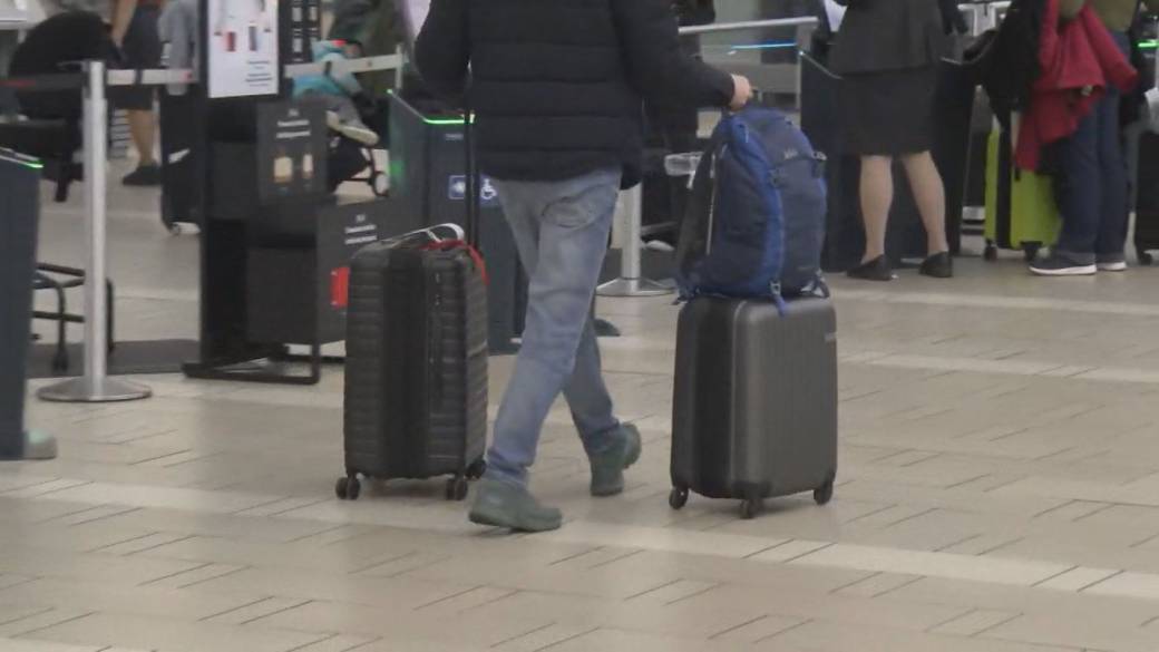 Click to play video: 'Canada to U.S. flight volumes drop'
