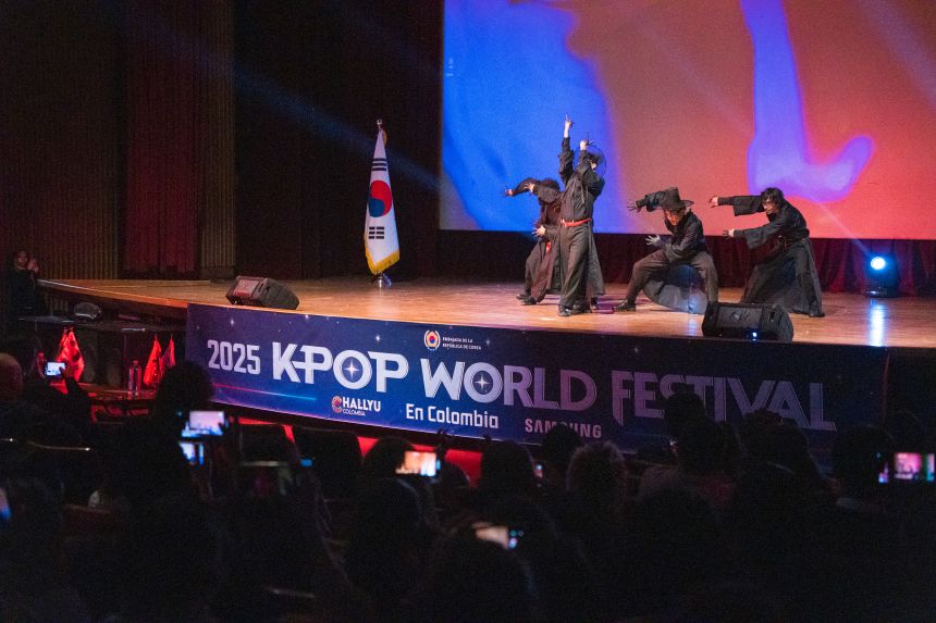 Performance inspired by the Saja Boys of K-pop Demon Hunters during the K-pop World Festival 2025 in Bogotá, Colombia.