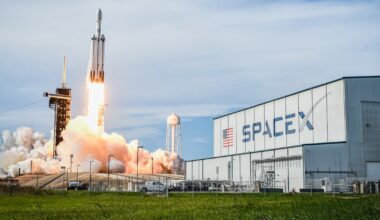 SpaceX prioritizes city on the moon over Mars project, Musk says