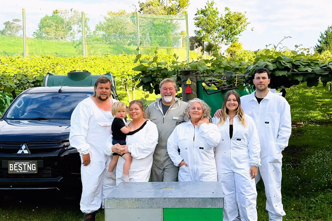 SunLive - How Kaimai beekeepers built a honey legacy