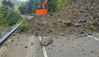 SunLive - New slip risk halts gorge convoys