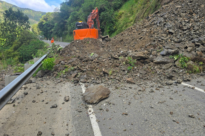 SunLive - New slip risk halts gorge convoys