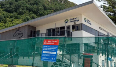 SunLive - Mount surf club stays shut after fatal landslide