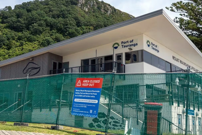 SunLive - Mount surf club stays shut after fatal landslide