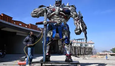 One man’s trash is another man’s treasure — Pakistani sculptor turns scrap into colossal metal artworks - Pakistan