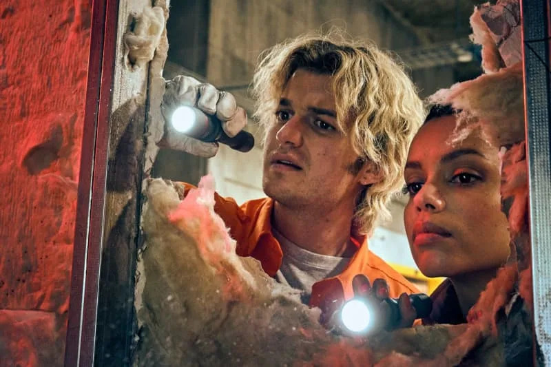A parasitic fungus is stored in an underground laboratory. When it breaks out, humans and animals start turning into zombies. "Stranger Things" star Joe Keery and Georgina Campbell call on Liam Neeson for help. Reiner Bajo/Studiocanal/dpa