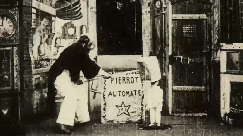 Gugusse smashing a robot with a hammer in Gugusse and the Automaton