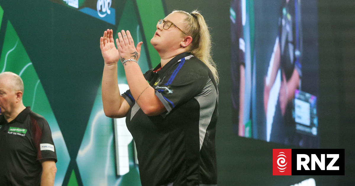 Darts: Beau Greaves becomes first woman to throw a perfect leg