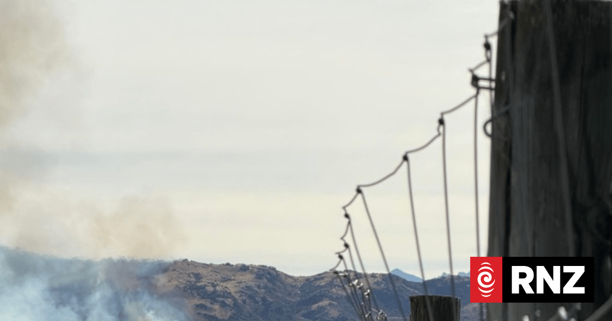 Homes evacuated in Central Otago after fire threatens properties