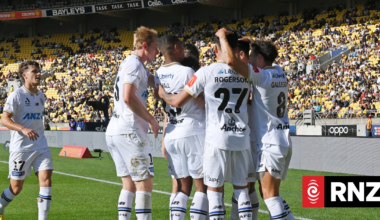 Wellington Phoenix captain Alex Rufer apologises to fans after embarrassing loss