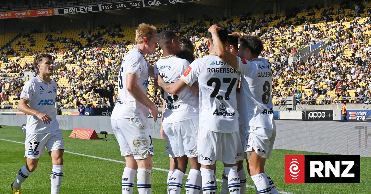 Wellington Phoenix captain Alex Rufer apologises to fans after embarrassing loss