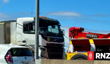 Lane blocked on Auckland's northwestern motorway following crash