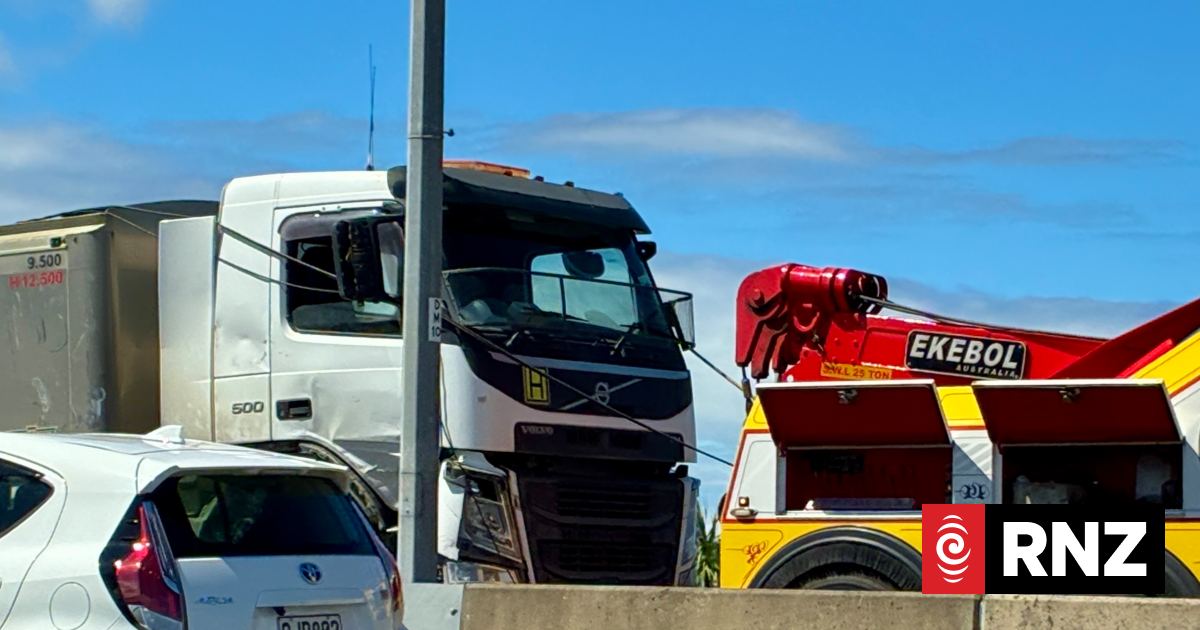 Lane blocked on Auckland's northwestern motorway following crash