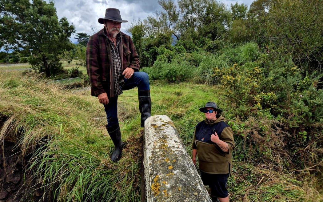 A human chain has formed to deliver food and medicine to families isolated on Wairarapa's southern coast.
