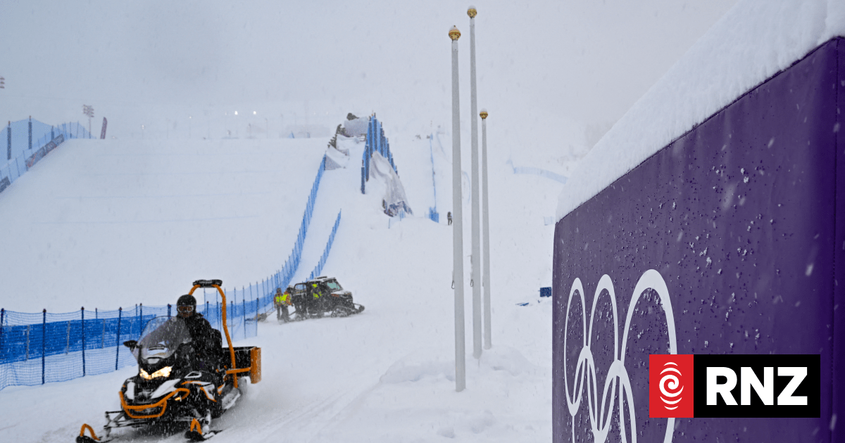 Olympics - Heavy snow upends freestyle skiing and snowboard events