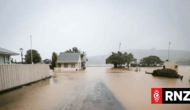 Live weather: Floods close roads around Banks Peninsula as downpour moves south - RNZ