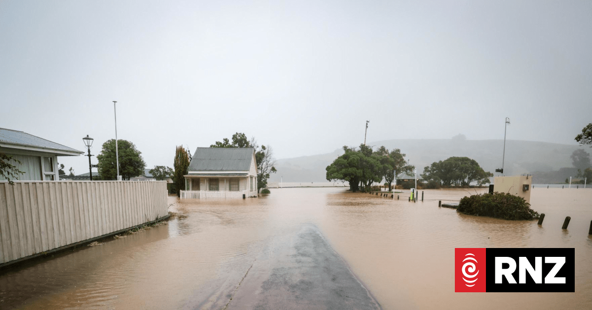 Live weather: Floods close roads around Banks Peninsula as downpour moves south - RNZ